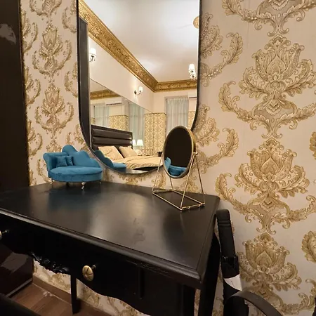 The King With Balcony View Piata Romana *