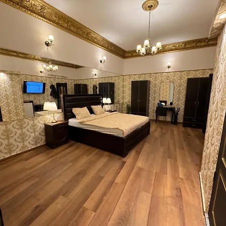 The King With Balcony View Piata Romana * בוקרשט