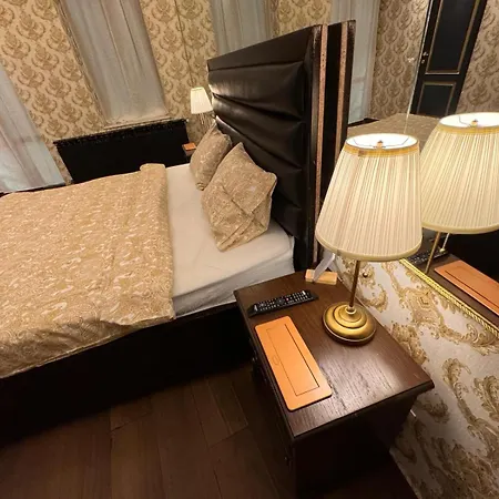 The King With Balcony View Piata Romana *