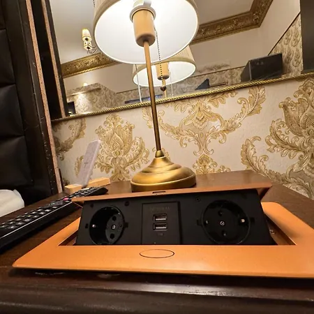 The King With Balcony View Piata Romana Apartman