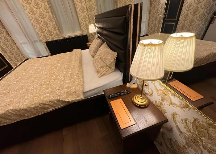 The King With Balcony View Piata Romana *