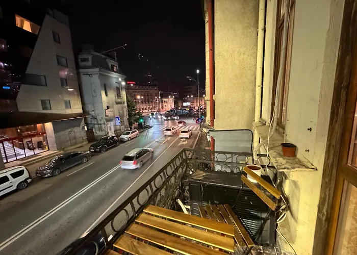 The King With Balcony View Piata Romana Apartment *