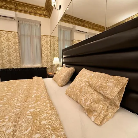 Апартаменты The King With Balcony View Piata Romana